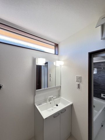 桜井市東新堂 の独立洗面台|三面鏡付洗面化粧台