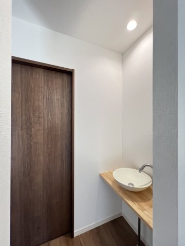 桜井市東新堂 の内装|トイレと玄関の間に手洗いあり