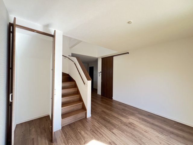 桜井市東新堂 の居間・リビング|リビング階段のあるLDK　収納あり