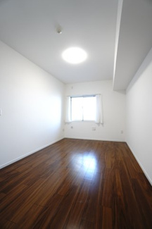 【洋室】 | 【上質リフォーム】ザ・パークハウス府中南 | 【洋室約7.0帖】
心と体をゆったりと安らげる主寝室。
寝室のゆとりが大きい分だけ、
暮らしの安らぎは深まります。
一日の疲れを癒すだけでなく、
ご夫婦の親密な語らいを紡ぎ出します。