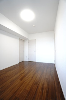 【洋室】 | 【上質リフォーム】ザ・パークハウス府中南 | 【洋室約7.0帖】
どんな家具や敷物でも部屋に馴染みやすく、
コーディネートがし易そうですね。
配置も柔軟に対応できるので身の回りの整理もし易い！
自分好みの空間に出来そうですね！