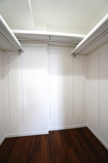 【収納】 | 【上質リフォーム】ザ・パークハウス府中南 | 【WIC】
広々しているので、各アイテムが美しく整頓でき、
毎朝の準備がスムーズかつストレスフリーに！
まるで自分だけのブティックにいるかのような
贅沢な気分を味わえる♪