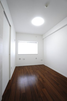 【洋室】 | 【上質リフォーム】ザ・パークハウス府中南 | 【洋室約5.4帖】
居室にはクローゼットを完備。
自由度の高い家具の配置が叶うシンプルな空間です。
お子様の成長と人数と共に必要になる
子供部屋にもぴったりの間取りですね。