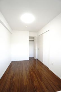 【洋室】 | 【上質リフォーム】ザ・パークハウス府中南 | 【洋室約5.4帖】
こども部屋をコーディネート！このぐらいの広さがあれば、 
お子さんの好きな色やモチーフを使ったコーディネートで、
勉強もお片付けも全部楽しいお気に入りの空間にしていけそうですね！