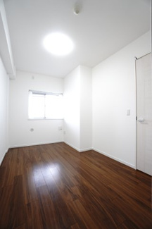 【洋室】 | 【上質リフォーム】ザ・パークハウス府中南 | 【洋室約5.2帖】
在宅勤務・リモートワークの書斎や、
趣味やくつろぎのスペースとしても。
家族と一緒に楽しい時間を過ごす中にも、
一人でくつろげる時間と場所は特に良いですね。
