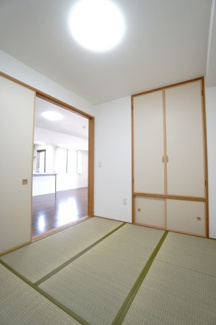 【和室】 | 【上質リフォーム】ザ・パークハウス府中南 | 【Japanese-style room】
リビングに隣接した和室。
冬はコタツを置いたり、優しい畳の感触は
赤ちゃんのお昼寝にもぴったり！
居室スペースとしてだけでなく、客間としても活用できます。