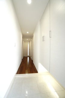 【玄関】 | 【上質リフォーム】ザ・パークハウス府中南 | 【玄関ホール】
人を迎え入れる最初の場所だからこそ、
清潔感があり纏まった空間にして頂ける様に
大型フローティングシューズBOXを設置。
照明はオートライト。消し忘れや
出入りが暗くならなく済みます！