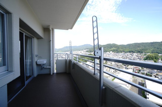 【バルコニー】 | 【上質リフォーム】ザ・パークハウス府中南 | 【バルコニー】
リビング全面が接するワイドバルコニー。
前面の建物が邪魔することなくよく陽が当たり、お洗濯物もすぐ乾きそう！
この位の広さがあると、エアコン室外機を置いても十分なスペースを保てます。