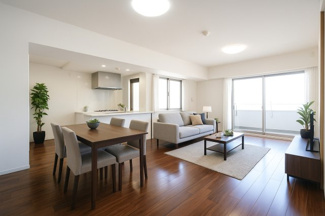 【居間・リビング】 | 【上質リフォーム】ザ・パークハウス府中南 | 【約18.7帖LDK】
大きな窓から光が差し込むリビングは、アーバンモダンのしつらえ。
日常に上質な心地よさを添えます。
暮らしの動線が自然に整い、
“個性が自然に溶け込む部屋”として日々を彩ります