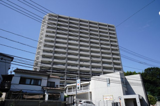 【外観】 | 【耐震性】
耐震性の高さを判断するポイントは、
建築確認申請日が1981年6月1日以降の
新耐震基準に適合しているかどうか。
震度６程度の大地震でも
建物が崩壊しないレベルが基準になりました。