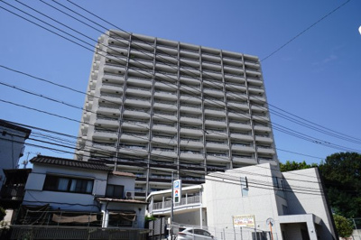 【外観】 | 【上質リフォーム】ザ・パークハウス府中南 | 【耐震性】
耐震性の高さを判断するポイントは、
建築確認申請日が1981年6月1日以降の
新耐震基準に適合しているかどうか。
震度６程度の大地震でも
建物が崩壊しないレベルが基準になりました。