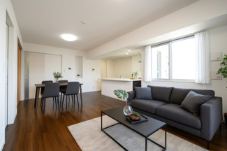 【居間・リビング】 | 【上質リフォーム】ザ・パークハウス府中南 | 【約18.7帖LDK】
キッチンスペースとはシームレスなデザインとすることで、
キッチンに立つ人が主役となれる、そんなレイアウトとなっていて
家族やゲストとのコミュニケーションが自然に生まれる。