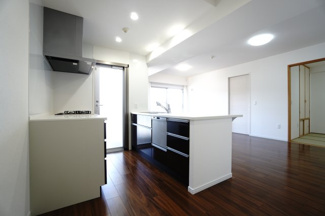 【キッチン】 | 【上質リフォーム】ザ・パークハウス府中南 | 【キッチンスペース】
今回のキッチンはペニンシュラデュアルキッチン！
高性能で使い易い理想的なキッチンです。
それと、家事効率を考え抜いた回遊動線！
プライベート性も考慮しつつ、家事動線も最高です！