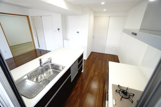 【キッチン】 | 【上質リフォーム】ザ・パークハウス府中南 | ☆キッチンの特徴☆
・Takara Standard製
・アクリル人造大理石ワークトップ
・浄水器一体型ハンドシャワー水栓
・食器洗い乾燥機
・ガラスTOPスマート操作ガスコンロ
・回遊動線＆勝手口