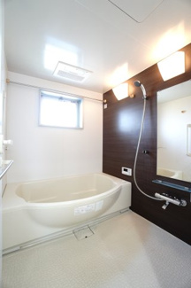 【浴室】 | 【上質リフォーム】ザ・パークハウス府中南 | 【バスルーム】
INAX製の約1.25坪ビッグサイズ！
ホテルのバスルームみたいな高級感！
日々の疲れも癒されます。
また、メンテナンスもし易く、
汚れもサッと落とすことができ、日々のお手入れ楽チン♪
