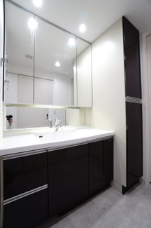 【独立洗面台】 | 【上質リフォーム】ザ・パークハウス府中南 | 【コスメカウンター】
Takara Standard社製！
今日という日を静かに整えるこだわりのモーニングルーティン。
そんな言葉が似合いそうなコスメカウンター。
朝から一気にテンション爆上がりです。