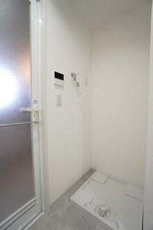 【独立洗面台】 | 【上質リフォーム】ザ・パークハウス府中南 | 【パウダールーム】
装着が楽なワンタッチ式の給水栓！
洗濯機置場はドラム式の洗濯機も入るサイズですが、
お手持ちのサイズが入るか要確認です！
この高さがあれば、リネンラックも付けられますね！