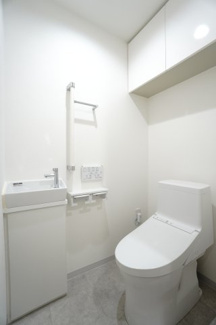 【トイレ】 | 【上質リフォーム】ザ・パークハウス府中南 | 【レストルーム】
TOTO社製！
きれいをまもるせいけつトイレ！
お掃除はサッとひとふきで完了！
少ない水で、汚れをしっかり洗い流します。
ツインペーパーホルダーなので、
もしもの時も慌てない！！