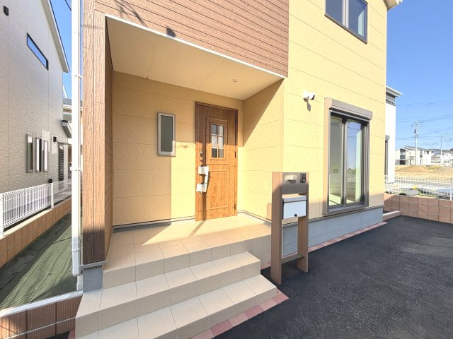 第3富士見町時沢　新築戸建　7号棟の玄関|玄関ポーチも広々していて使い勝手が良いですよ！