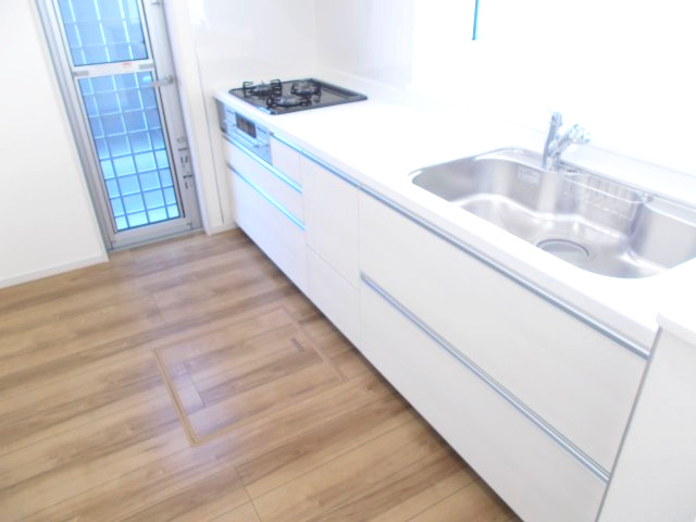 第3富士見町時沢　新築戸建　7号棟のキッチン|人気のカウンターキッチン採用です☆ゴミ出しに便利な勝手口付き！
コンロも３口ご用意しています！調理スペースも広くストレスなくお料理できます。
浄水器つきなので美味しいお水も飲めますよ♪