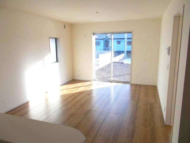 第3富士見町時沢　新築戸建　7号棟の居間・リビング|18.5帖広々リビング。人気の対面式キッチンを配した空間はお好みの家具も合わせやすく、家族がくつろぐ快適な空間造りをサポート。窓からは明るい陽光が差し込みます。