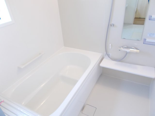 第3富士見町時沢　新築戸建　7号棟の浴室|１坪タイプのフルオートバスです！
足を延ばして入れる広さなので一日の疲れも癒されますよ♪
室内物干しや浴室乾燥機もあるのでお天気の悪い日にはランドリースペースとしてもご利用できます！