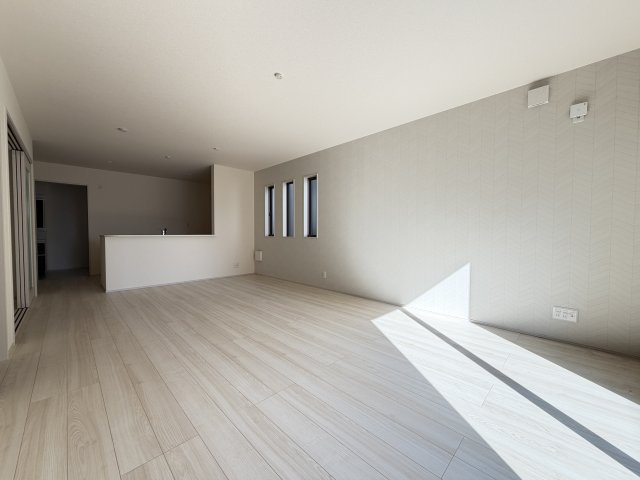 第3富士見町時沢　新築戸建　7号棟の居間・リビング|18.5帖広々リビング。人気の対面式キッチンを配した空間はお好みの家具も合わせやすく、家族がくつろぐ快適な空間造りをサポート。窓からは明るい陽光が差し込みます。