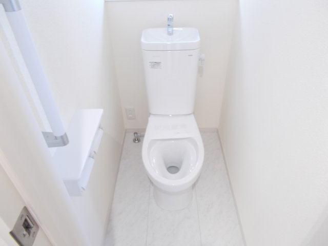 第3富士見町時沢　新築戸建　7号棟のトイレ|1階トイレです。清潔感のある白を基調としています。
温水洗浄・便座暖房機能の付いた快適なトイレです☆