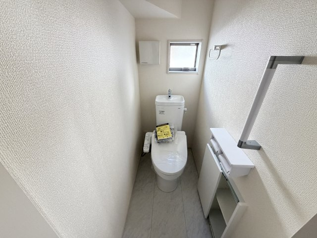 第3富士見町時沢　新築戸建　7号棟のトイレ|1階トイレです。清潔感のある白を基調としています。
温水洗浄・便座暖房機能の付いた快適なトイレです☆