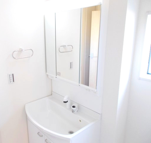 第3富士見町時沢　新築戸建　7号棟の独立洗面台|シャワー水栓付き洗面台で朝の身支度もバッチリです！
洗面台には収納スペースもあり洗面室もすっきり片付きますよ！