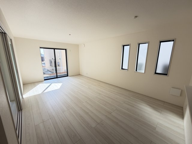 第3富士見町時沢　新築戸建　5号棟の居間・リビング|カウンターキッチンなのでお料理をしながら会話もできます。
夕食の支度をしながら、お子様の様子も見られて自然と会話も増えますよ♪