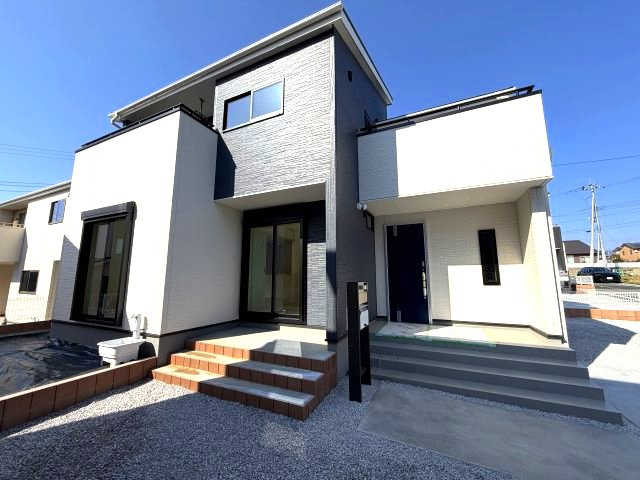 第3富士見町時沢　新築戸建　5号棟の外観|富士見町時沢に全11棟の住宅が完成しました！
落ち着いた雰囲気の外観です♪
ご都合に合わせていつでもご見学頂けますのでお気軽にご連絡ください。