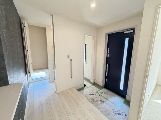 第3富士見町時沢　新築戸建　5号棟の玄関|毎日通る玄関はこちらです☆シューズインクローゼットは第二玄関としてもご利用できるのでとても便利ですよ！