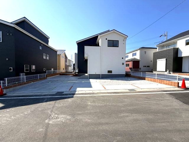 第3富士見町時沢　新築戸建　5号棟の前面道路含む現地写真|前面道路も広々していて開放的な立地です。