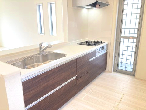 第3富士見町時沢　新築戸建　5号棟のキッチン|人気のカウンターキッチン採用です☆ゴミ出しに便利な勝手口付き！
コンロも３口ご用意しています！調理スペースも広くストレスなくお料理できます。
浄水器つきなので美味しいお水も飲めますよ♪