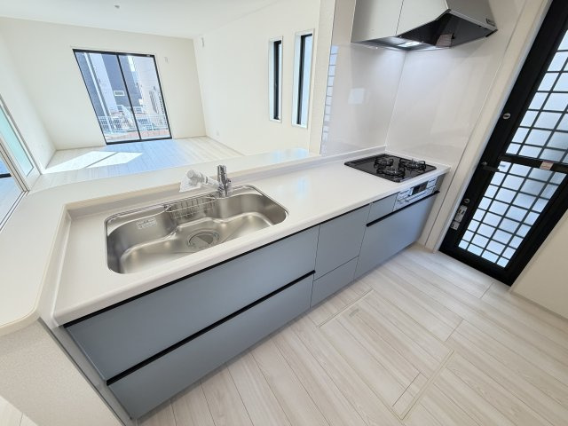 第3富士見町時沢　新築戸建　5号棟のキッチン|人気のカウンターキッチン採用です☆ゴミ出しに便利な勝手口付き！
コンロも３口ご用意しています！調理スペースも広くストレスなくお料理できます。
浄水器つきなので美味しいお水も飲めますよ♪