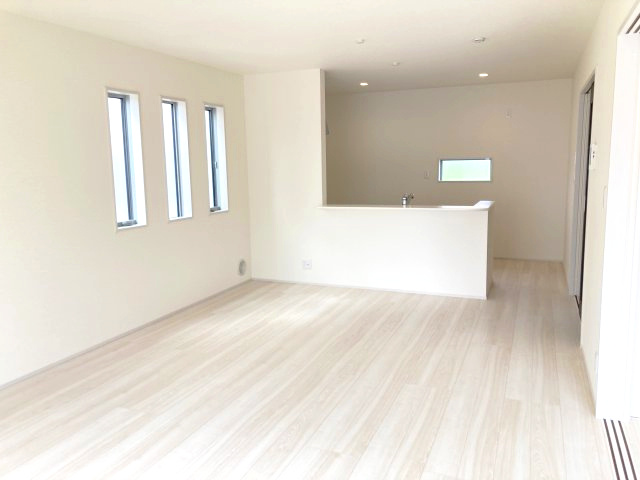 第3富士見町時沢　新築戸建　5号棟の居間・リビング|18帖広々リビング。人気の対面式キッチンを配した空間はお好みの家具も合わせやすく、家族がくつろぐ快適な空間造りをサポート。窓からは明るい陽光が差し込みます。