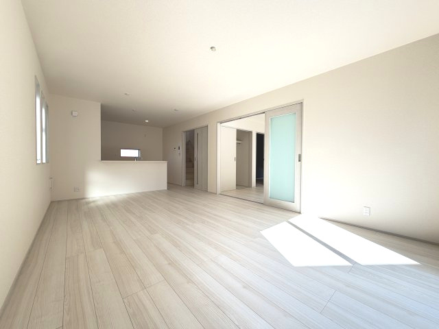 第3富士見町時沢　新築戸建　5号棟の居間・リビング|18帖広々リビング。人気の対面式キッチンを配した空間はお好みの家具も合わせやすく、家族がくつろぐ快適な空間造りをサポート。窓からは明るい陽光が差し込みます。