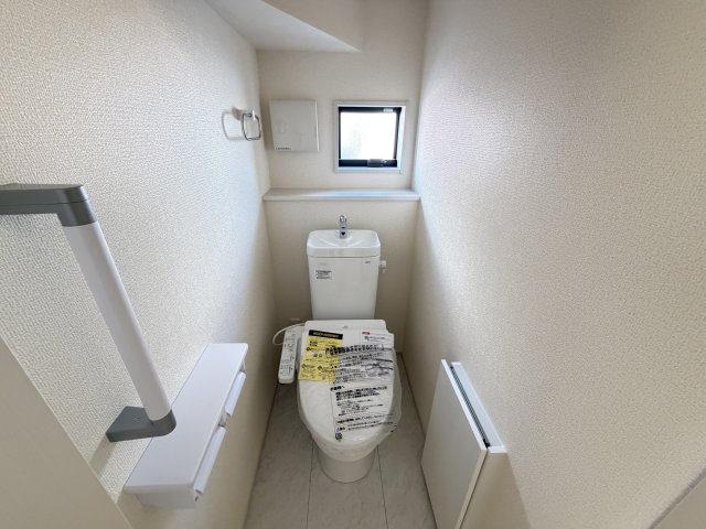 第3富士見町時沢　新築戸建　5号棟のトイレ|1階トイレです。清潔感のある白を基調としています。
温水洗浄・便座暖房機能の付いた快適なトイレです☆