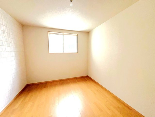 ２０２３年４月完成の築後未入居物件◆小屋裏収納付き３ＬＤＫ◆伏見区羽束師古川町の洋室|洋室