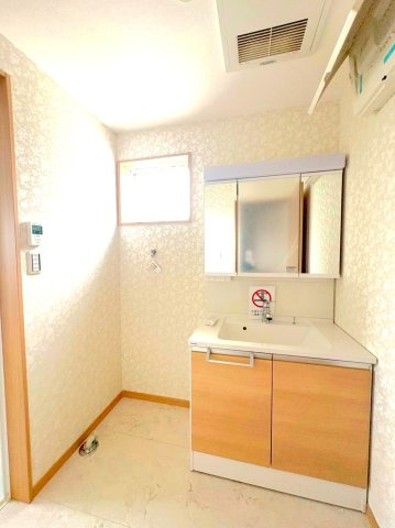 ２０２３年４月完成の築後未入居物件◆小屋裏収納付き３ＬＤＫ◆伏見区羽束師古川町の洗面所|独立洗面台