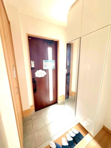 ２０２３年４月完成の築後未入居物件◆小屋裏収納付き３ＬＤＫ◆伏見区羽束師古川町の玄関|玄関