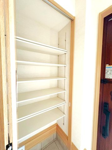 ２０２３年４月完成の築後未入居物件◆小屋裏収納付き３ＬＤＫ◆伏見区羽束師古川町の玄関|シューズボックス