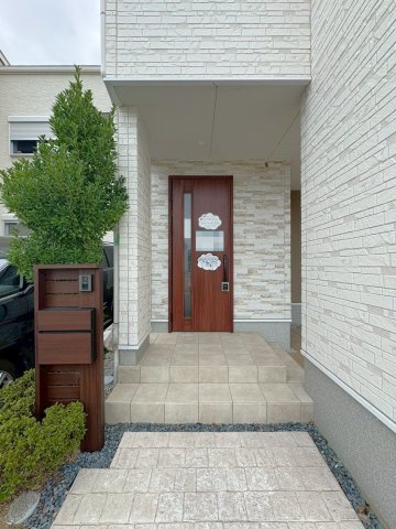 ２０２３年４月完成の築後未入居物件◆小屋裏収納付き３ＬＤＫ◆伏見区羽束師古川町の玄関|玄関