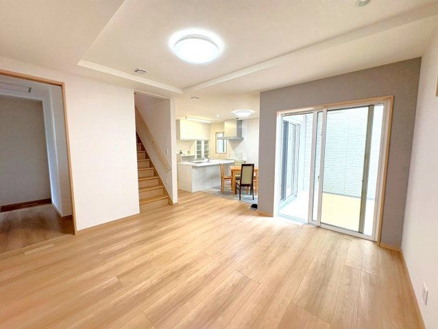 ２０２３年４月完成の築後未入居物件◆小屋裏収納付き３ＬＤＫ◆伏見区羽束師古川町の居間・リビング|リビング