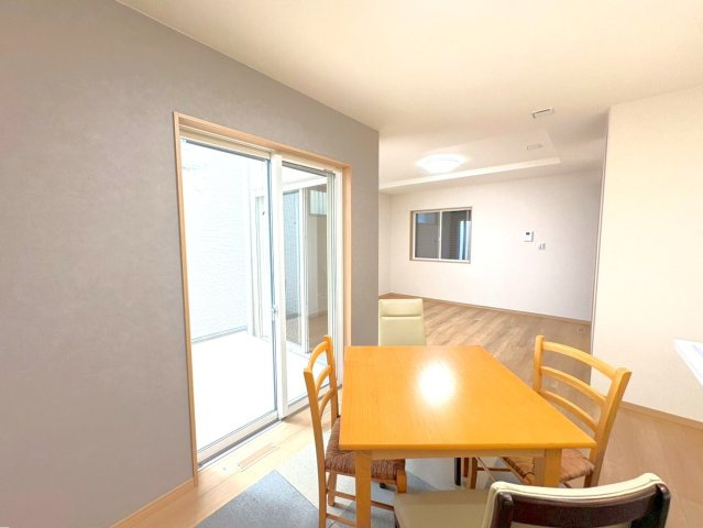 ２０２３年４月完成の築後未入居物件◆小屋裏収納付き３ＬＤＫ◆伏見区羽束師古川町の居間・リビング|リビング