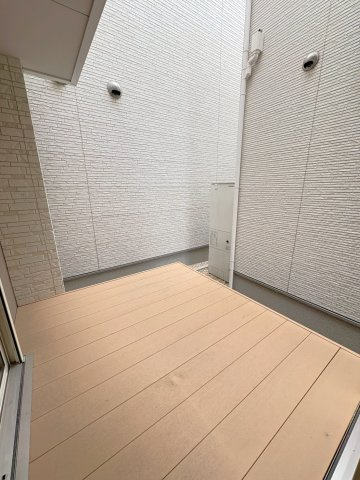 ２０２３年４月完成の築後未入居物件◆小屋裏収納付き３ＬＤＫ◆伏見区羽束師古川町のバルコニー|ウッドデッキ