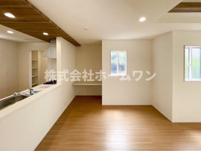 羽村市羽中２丁目の新築一戸建の居間・リビング|使いやすいリビングです