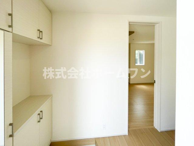 羽村市羽中２丁目の新築一戸建の玄関|ゆったりとした玄関です