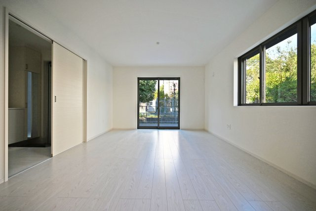 テラシエ武庫の里1丁目新築一戸建て│5LDK+駐車1台可の居間・リビング|インテリアが映える広々としたリビングは
インテリア配置に困らない間取り設計に加え、お子様のいる世帯に必要な部屋数を備えたお家です◎
